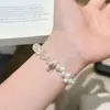 Pulseira de cristal branco natural com relevo de ondas d'água, pulseira de pérolas barrocas, joia com pingente de letra simples e única