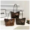 Bolsa Tote Retrô com Estampa de Leopardo Tendência para Mulheres, Nova de Grande Capacidade, Única, Nicho, Alta Qualidade, Bolsa de Ombro Versátil