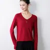 Peça de alta costura pronta para usar com decote V limpo e elegante, mangas compridas, leve e respirável, adequada para o trajeto diário na primavera e no outono, uma blusa estilosa