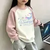 Camada base feminina com forro de fleece para outono e inverno, novo estilo 2026, gola redonda, moletom quente, blusa de manga longa raglan com blocos de cor para crianças mais velhas