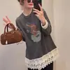 Camiseta Base Solta Manga Longa Estilo Coreano com Renda Dupla Renda Urso de Desenho Animado Espessada Lixada Comprimento Médio Cobre o Quadril para Mulheres