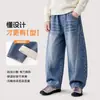 Outono/Inverno 2026 Jeans Crooked Knife com Forro de Fleece Infantil para Meninos e Meninas Calças de Pernas Largas Sickle Calças Quentes Espessadas Atacado