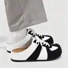 Mules cerrados de estilo académico con bloques de color en blanco y negro para hombre, nuevos zapatos casuales de verano sin cordones para hombre, versátiles zapatos de entrenamiento alemanes