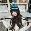 Gorro de lana para mujer de otoño e invierno con pompón, adelgazante, cálido, protector de orejas, gorro de punto, moderno sombrero Lei Feng