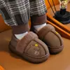 Chinelos de algodão para pais e filhos, para outono e inverno, superfície de couro, à prova d'água, pelúcia grossa, antiderrapante, quentes, design com calcanhar fechado, em estoque para dropshipping