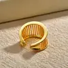 Anillo de rejilla calada ancho único estilo europeo y americano transfronterizo, chapado en cobre con oro de 18 quilates, anillo vintage de diseño único para mujeres