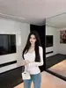 Yinhe STUDIO Outono Novo Design Sensação Nicho Falsa Duas Peças Cruzada Renda Textura Camada Base Camisa Feminina Petite