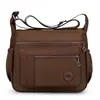 Bolsa de maternidad multicapa de nailon, elegante y minimalista, impermeable, versátil, casual, ligera y se puede llevar como bolso de hombro o bolso cruzado.