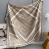 Bufanda de cachemira sintética para mujer, chal de viaje, cuadrada, decorativa, con letras, para climatizar, cálida, estilo europeo y americano, gruesa.