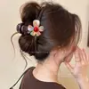Presilha Triangular para Cabelo Cor de Café Modelo Novo 2026 com Acabamento de Luxo, Presilha Jacaré de Tamanho Médio para a Parte de Trás da Cabeça, Adequada para Cabelos Finos, Versátil para Uso Diário