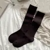 Calcetines de Invierno Otoño 2026 Estilo Universitario Nuevo, Hasta la Rodilla, Algodón Color Sólido Sin Costuras Versátiles Adelgazantes Arrugados para Mujer al por Mayor
