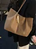 Bolso de hombro mate estilo europeo y americano para el día a día, gran capacidad, gamuza, moderno, nuevo modelo de invierno, simple con colgante, elegante bolso tote para mujer