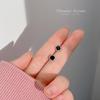 Pendientes pequeños negros de plata S925 para mujer, nuevos pendientes elegantes y explosivos de 2023, diseño de nicho, pendientes de verano avanzados.