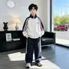 Conjunto de Roupas de Outono para Meninos 2026 Novo Estilo para Crianças de Tamanho Médio e Grande Estilo Primavera e Outono Jaqueta Casual Estilosa para Meninos Conjunto de Duas Peças