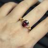 Venta en vivo anillo de granate rojo imitación 8x10mm temperamento femenino alto dorado piedra roja anillo ajustable