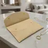 Bolsa tipo sobre con tapa abatible de microfibra para accesorios de joyería, bolsa de viaje portátil, estilo con borde dentado y doble hebilla, admite LOGOTIPO personalizado