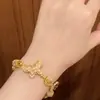 Pulsera Envolvente de Mariposa Dorada y Rosa de Alta Gama Modelo Nuevo 2025 Pulsera de Diseño de Nicho de Lujo Ligero Joyería Regalo para Novia