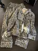 Pijama Feminino Soltinho Estampa Leopardo Coreano Novo Estilo Outono Inicial Pode Ser Usado Fora Estilo Preguiçoso Conjunto de Calça de Manga Longa para Casa