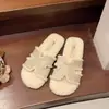 Pantuflas peludas de moda con suela plana 2026 para mujer, nuevas pantuflas de algodón súper populares para usar en exteriores, pantuflas peludas de una tira para otoño e invierno