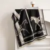 Xale com Padrão Francês Uso Dupla Face Tecido Fino Detalhes de Bordas Florais Esquema de Cores Simples Quente