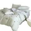 Conjunto de Quatro Peças Bordado em Gaze de Camada Dupla de Algodão Puro Fresco e Simples Estilo Desenho Animado Cobertura de Edredom Infantil 100% Algodão, Lençol de Cima, Lençol de Elástico para Cama de Solteiro, Jogo de Cama