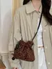 Bolso de la suerte de ante con estampado de leopardo de alta gama 2026 nuevo estilo vintage bolso de hombro bolso cubo plisado otoño e invierno bolso cruzado