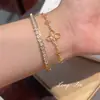 Pulsera de la suerte de cuatro hojas hueca estilo francés, lujo ligero con un diseño de alta gama, joyería versátil de trébol de cuatro hojas de nicho