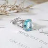 Anel Europeu e Americano Grande Pedra Sintética Azul Marinho, Corte Retangular, Cravação de Quatro Garras com Zircônia, Acessório de Luxo Leve