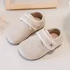 Sandálias Birkenstock para meninas, nova coleção primavera/outono 2026, sapatos casuais retrô de princesa, com sola macia, sapatos pequenos de couro versáteis para meninas