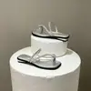 Novas Chinelos de Dedo Sexy com Strass para Verão 2026 para Mulheres, Uso Externo, Estilo Francês, Combina Bem com Saias, Salto Baixo, Sandálias de Praia para Férias