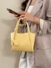 Bolsa de Mão Fashion em Couro Genuíno, Bolsa Saco, Bolsa de Ombro de Nicho de Luxo Feminina, Bolsa Versátil de Ombro e Transversal