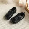 Sapatos Mary Jane retrô de princesa da moda para crianças, nova coleção primavera/outono 2026, com fechos de velcro e detalhes de fivela, sapatos de couro com sola macia para meninas