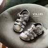 Nuevas Sandalias Cerradas de Verano 2026 para Niños Estilo Coreano de Moda Versátiles Cerradas Anti-Golpes Sandalias Romanas para Niñas