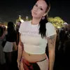 Nueva camiseta informal con estampado de diamantes de imitación y letras rosas de estilo europeo y americano transfronterizo, moda urbana para chicas atractivas, top de color en contraste