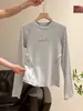 Camiseta de manga larga color blanco roto con letra bordada para mujer, nuevo diseño de otoño, corte ajustado, top de capa base con línea de hombro normal