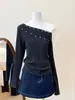 Blusa de tricô branca estilo coreano, ombro a ombro, manga longa, para mulheres, design irregular único e bonito, adequada para o outono, com design que revela a clavícula