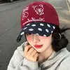 Boné de Baseball Rilakkuma Fofo de Bolinhas Vinho para Mulheres 2026 Novo Estilo Chapéu de Aba Larga Que Faz o Rosto Parecer Menor