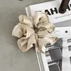 Novedoso y versátil scrunchie con bordes rizados y textura satinada, elegante y versátil goma para el pelo
