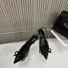 Sapatos de Salto Alto Pretos com Solas Vermelhas, Elegantes e Estilosos para Mulheres, Modelo Novo com Tira Única, Laço, Bico Fechado e Calcanhar Aberto, Sandálias de Salto Fino