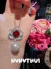 Set de Joyería Año Nuevo Chino Flor de Camelia Rubí Perla Colgante Collar Floral Diamante Incrustado Concha Perla Aretes