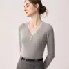 100% Cachemir Puro Otoño Nuevo Estilo Mujer Cuello en V Hebilla Ajustado Manga Larga Estilo Simple Prendas de Punto Capa Base