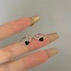 Hebilla de oreja de amor negro estilo dulce oscuro fresco para mujer diseño de nicho ins pendientes versátiles de estilo frío de alta calidad pendientes