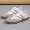 2025 nuevos zapatos planos casuales transfronterizos talla grande combinación de colores tendencia retro zapatos deportivos zapatos blancos de entrenamiento alemán zapatos de mujer