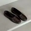 Sapatilhas femininas de pele de carneiro com estampa de leopardo, bico redondo e laço, sapatos baixos femininos estilo balé com bico fino, novos mocassins femininos 2026
