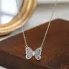 Cadena Clavicular Elegante para Mujer con Baño de Oro Real y Circonitas Microincrustadas, Collar de Mariposa Hueca Brillante Irregular de Diseño Único