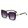 Gafas de sol elegantes y versátiles con protección UV para un estilo único, perfectas para vacaciones en la playa y protección solar casual.