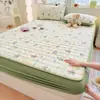2026 Nuevo Modelo Sábana Acolchada Impermeable de Hilo Bouclé para Cama con Patrón de Cuadrícula