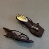 Nueva colección de verano: Sandalias de tirón versátiles y elegantes para mujer, con punta cuadrada y adornos de pedrería, y tacón alto.