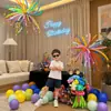 Decoración de escena de fiesta de cumpleaños en sala privada de hotel, fuegos artificiales de dopamina coloridos, globos largos para una atmósfera alegre