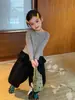 Weiniguo 2026 Otoño Nueva Ropa para Niños: Cárdigan de color liso estilo coreano para niñas con botones de colores, Chaqueta de corte ajustado